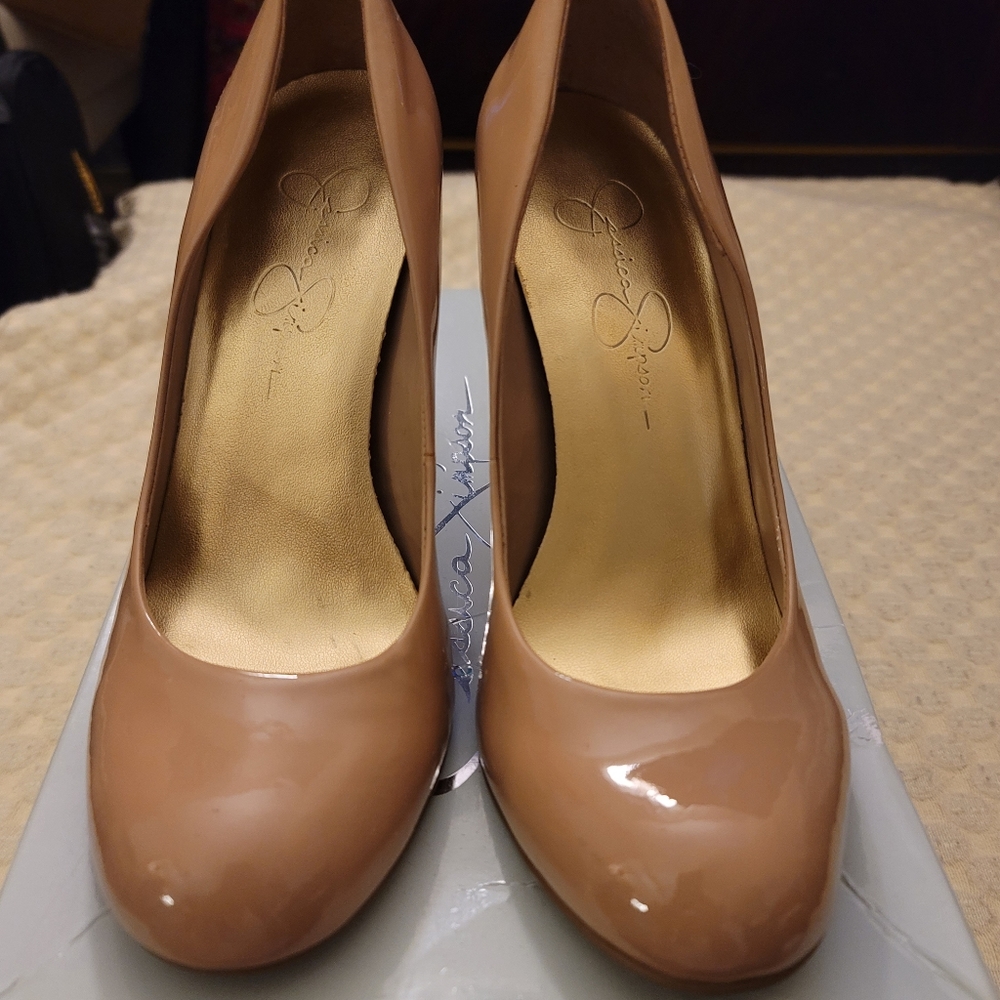Jessica Simpson, size 6.5, pump